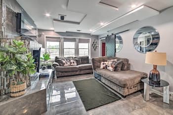 Pittsburgh Home w/ Pool, Fire Pit + Game Room