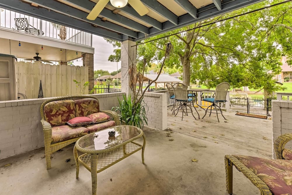 Quiet Lake Conroe Townhome w/ 2 Boat Slips!