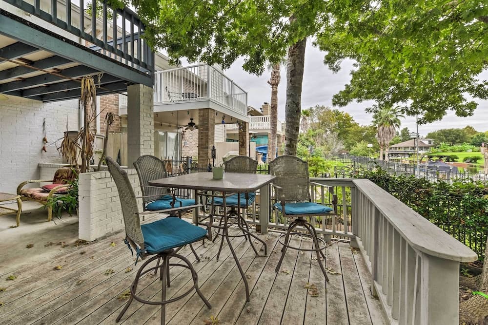Quiet Lake Conroe Townhome w/ 2 Boat Slips!