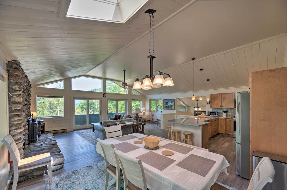 House w/ Balcony ~ 5 Mi to Cranmore Resort!