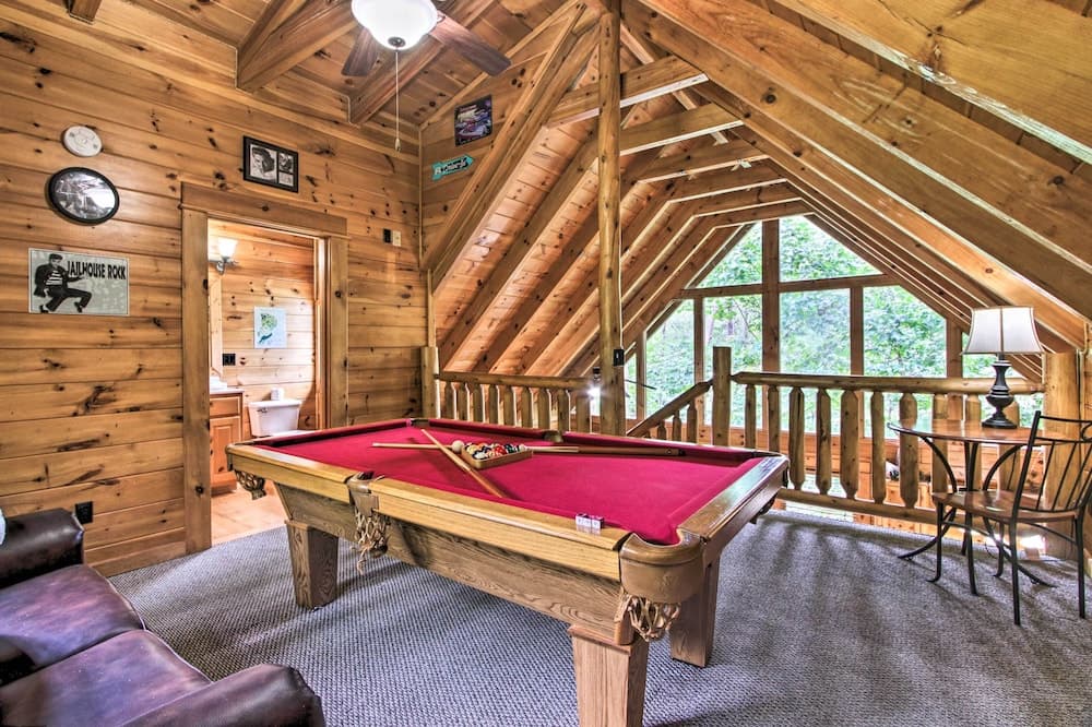 Romantic Mountain Getaway: Cabin w/ Hot Tub!