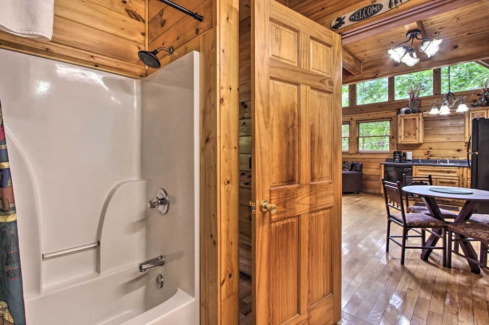 Romantic Mountain Getaway: Cabin w/ Hot Tub!