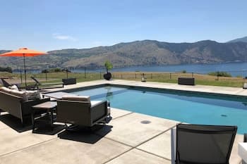 Lavish Lake Chelan Escape W/pool & Panoramic Views