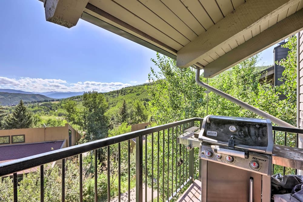 Tasteful Snowmass Escape < 1 Mi to Slopes!