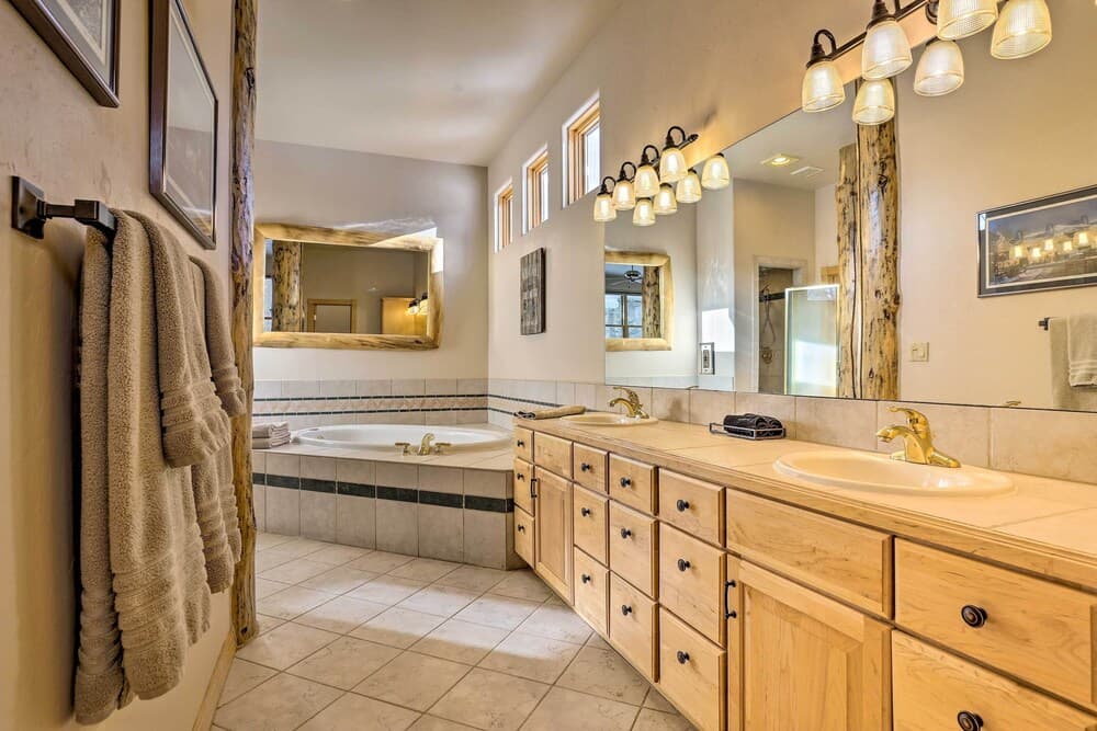 Ski-in/out Breckenridge Gem w/ Hot Tub!