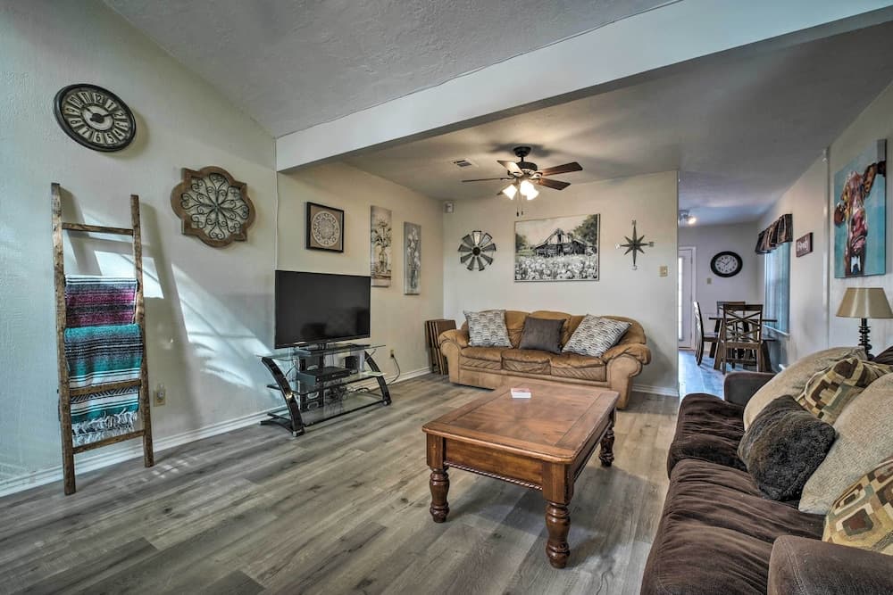 Bright College Station Abode: 3 Mi to Kyle Field