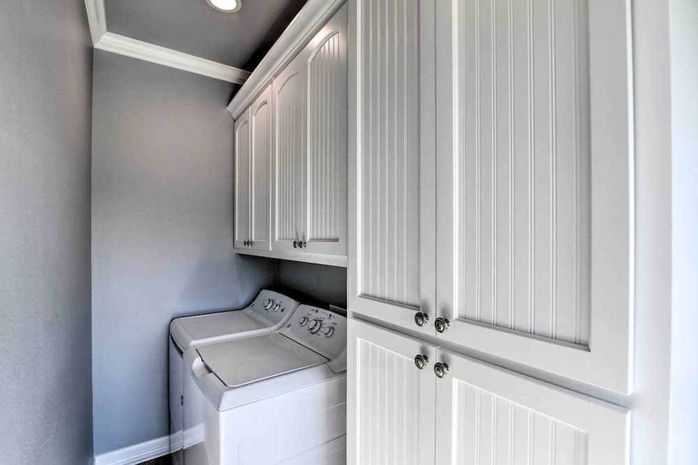 Walk to Shore: Crystal Beach Home w/ Deck + Grill!