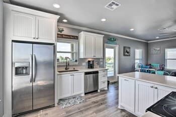 Crystal Beach Home: Pellet Grill & Bay Views!