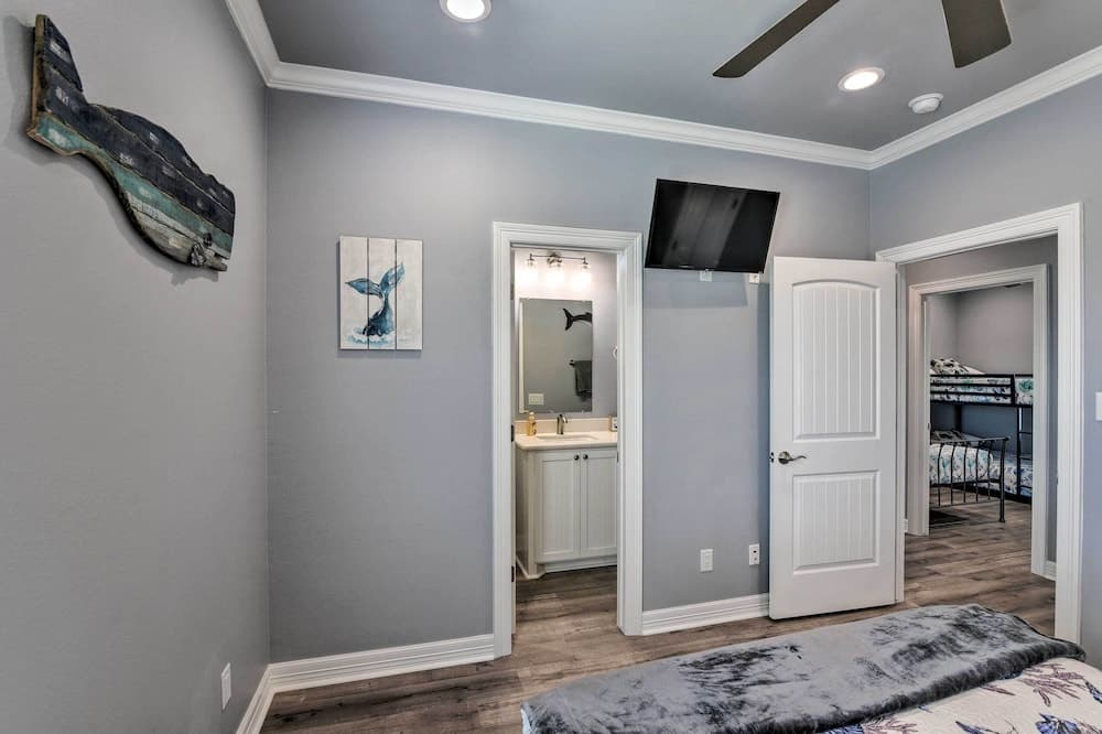 Walk to Shore: Crystal Beach Home w/ Deck + Grill!