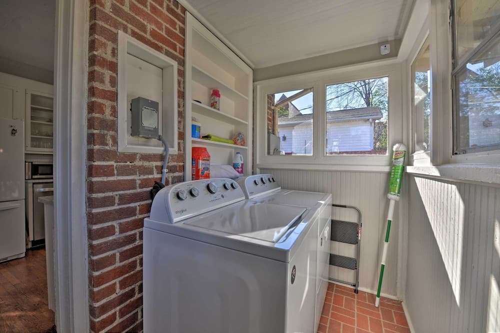 Vintage Chic Cottage < 1 Mile to UNC Greensboro!