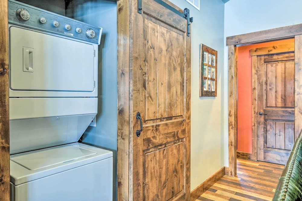 2 Blocks To Grand Lake: Downtown Western Cabin!