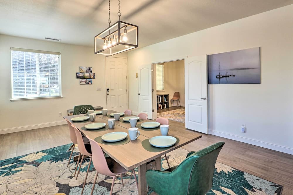 12 Mi to Riverwalk District: Quiet Reno Retreat