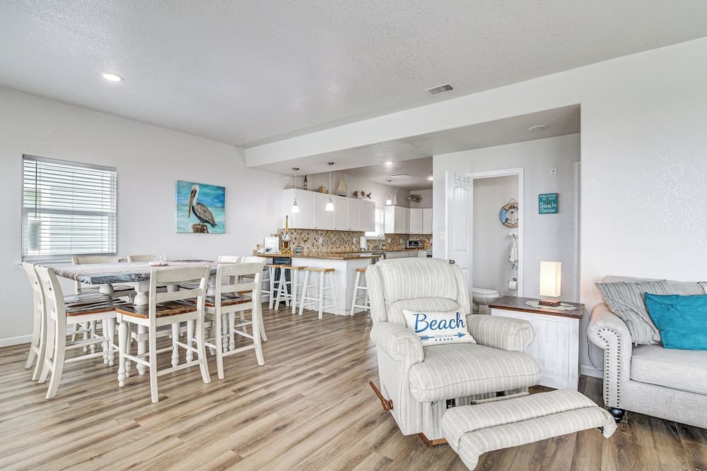 2 Decks, Patio & Views: Beachfront Texas Retreat