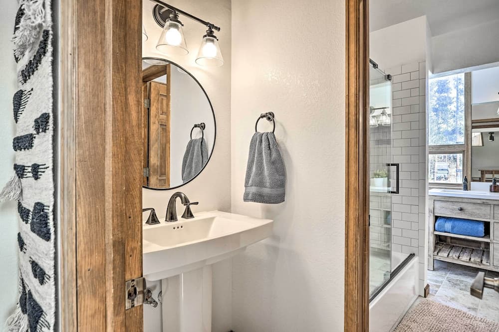 Sunny Alpine Escape w/ Hot Tub + Mountain Vistas!