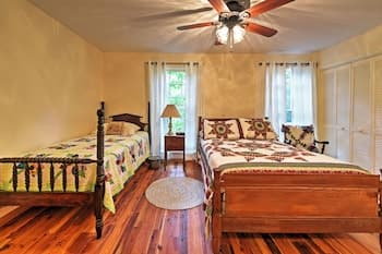 Serene Creekside Cottage Near Asheville W/fire Pit