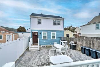 Modern Townhome: Walk to Beach, Bars & Eats!