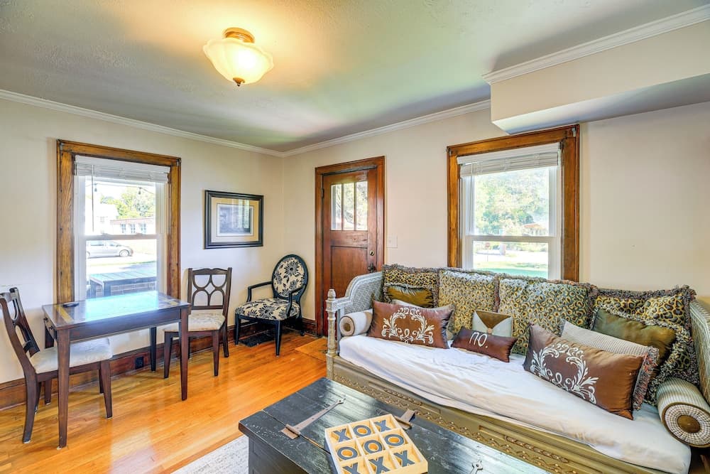 'trout House' in Dtwn Damascus: Near Creeper Trail