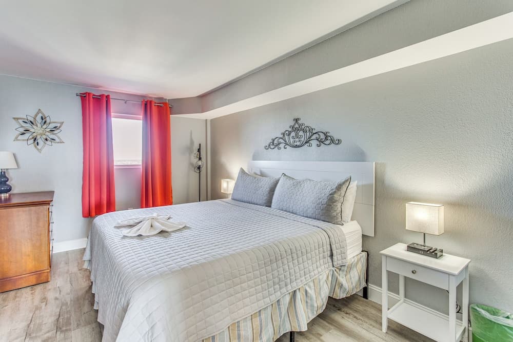 Remodeled Condo w/ Hot Tub in N Myrtle Beach!