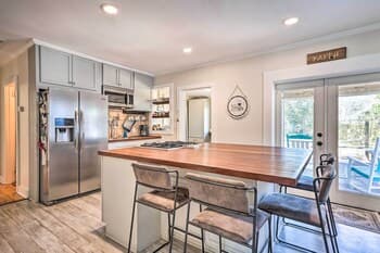 Cozy North Charleston Getaway w/ Fire Pit!