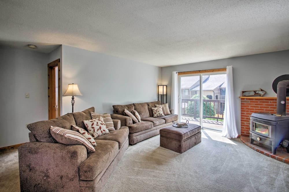 Lincoln Condo w/ Balcony - 6 Mi to Loon Mtn!