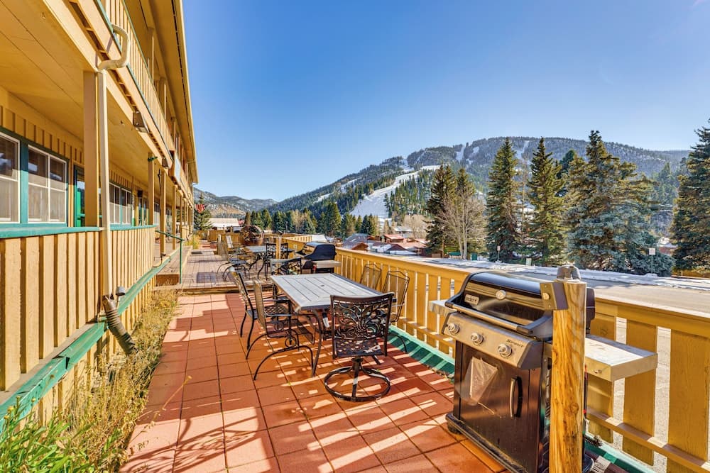 Walk to Ski Slopes! Red River Condo w/ Fireplace