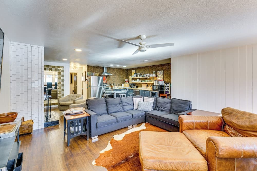 Walk to Ski Slopes! Red River Condo w/ Fireplace