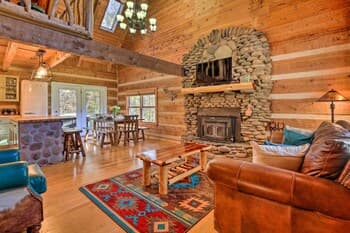 Luxe Dog-friendly Cabin w/ Hot Tub & Game Room