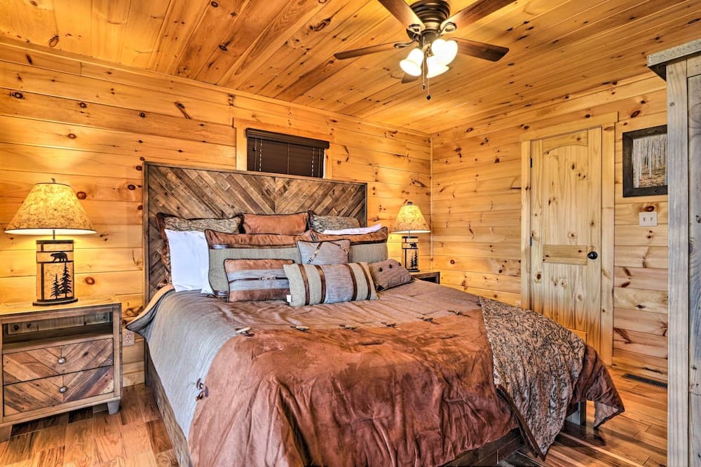 Luxe Cabin w/ Hot Tub, Theater, Pool Table, Arcade