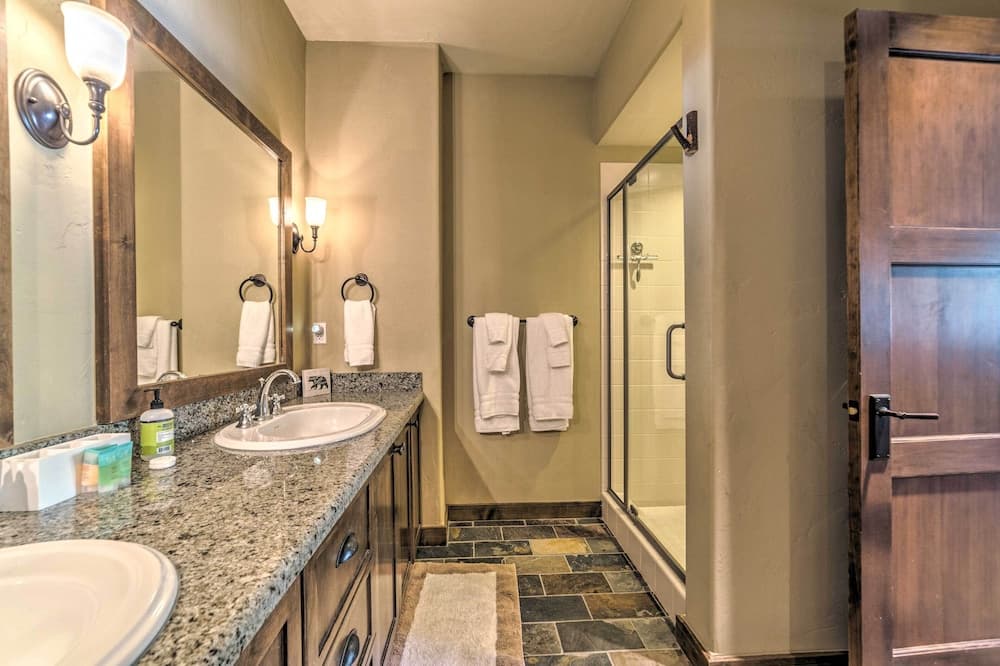 Central Mammoth Lakes Townhome ~ 1 Mi to Slopes