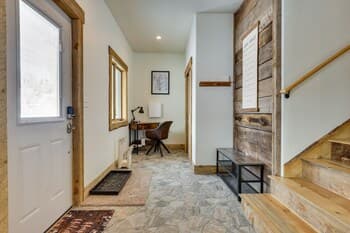 Luxe Grand Lake Cabin w/ Hot Tub & Mountain Views!