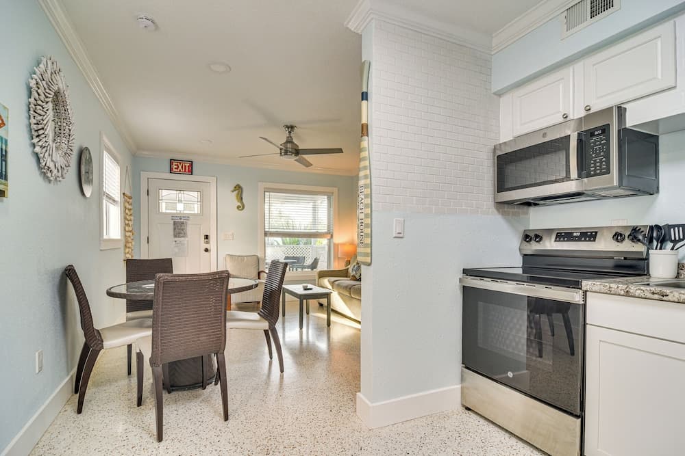 Indian Rocks Beach Retreat, Walk to Beaches!