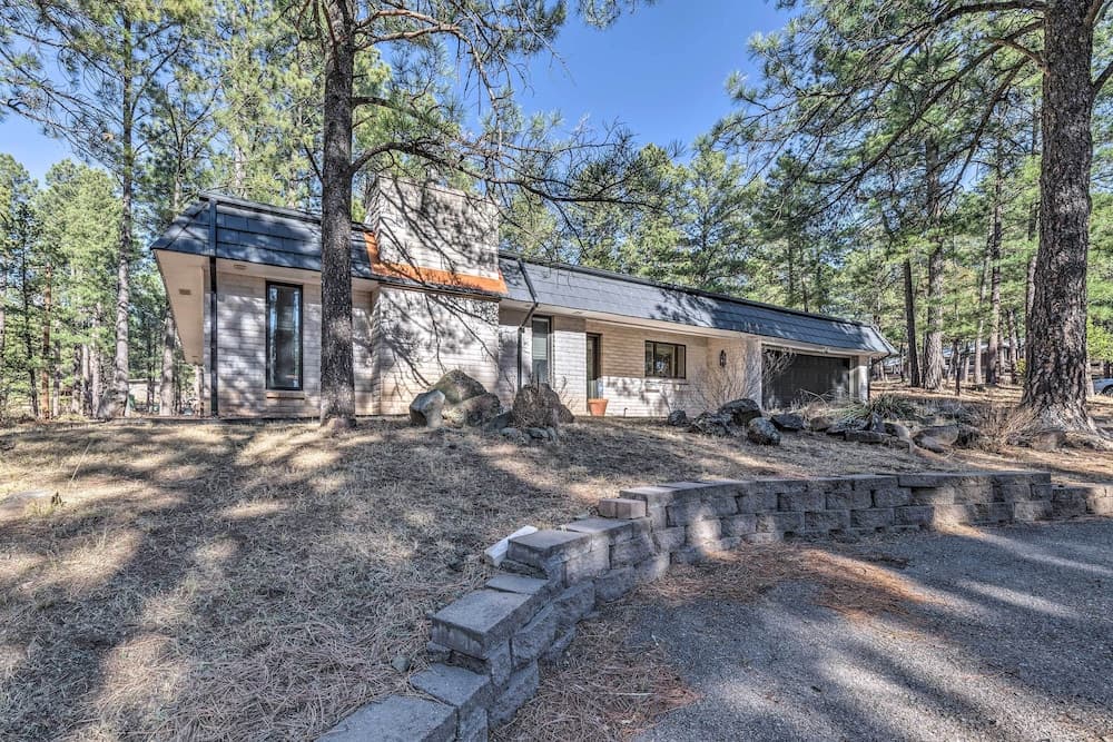 Ruidoso Getaway w/ Deck - 16 Mi to Ski Apache