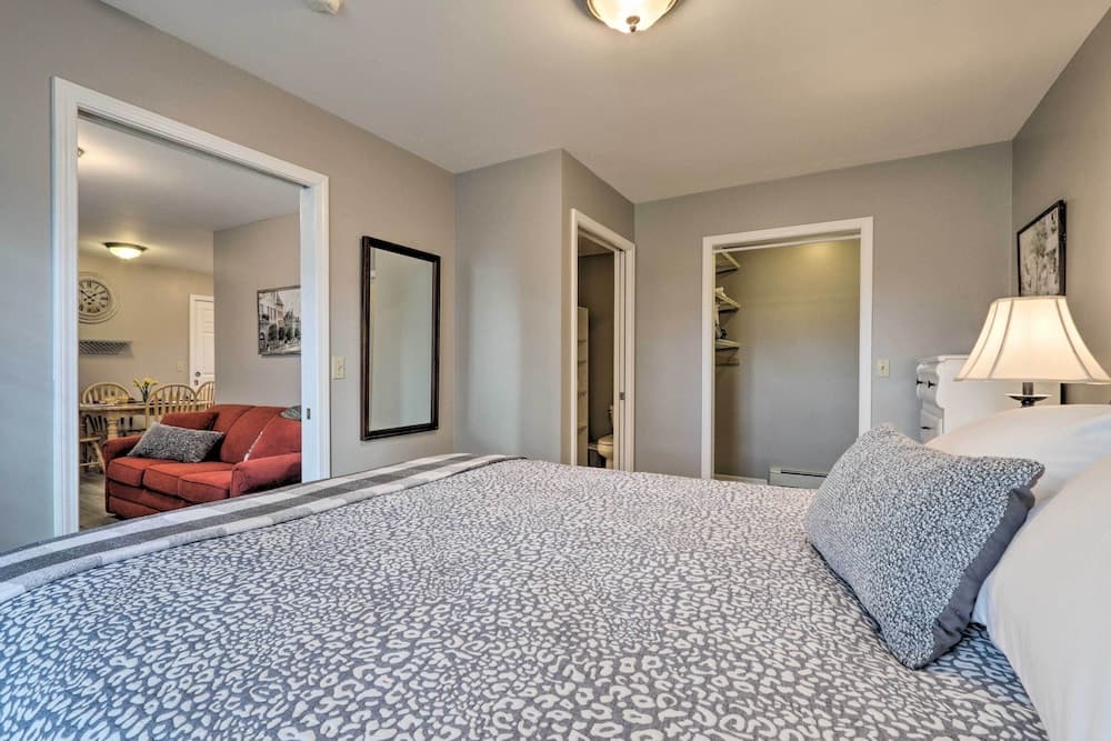 Centrally Located South Hill Apartment w/ Smart TV