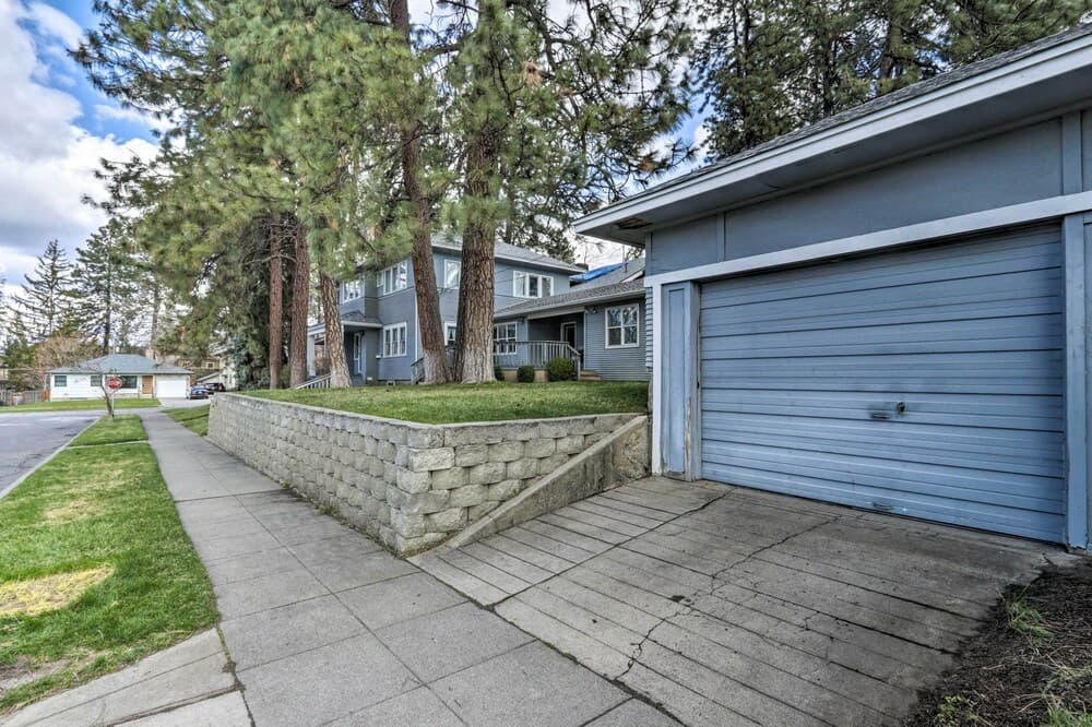 Centrally Located South Hill Apartment w/ Smart TV