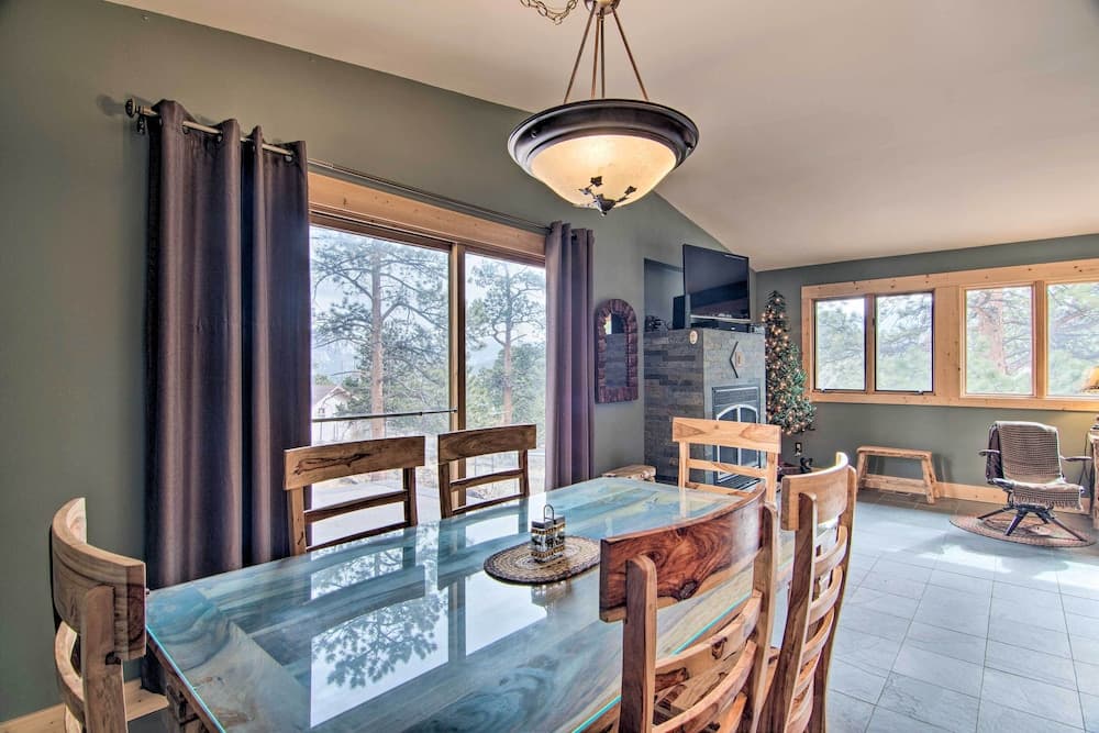 Estes Park Home w/ AC - 1/2 Mi to Lake & Downtown!