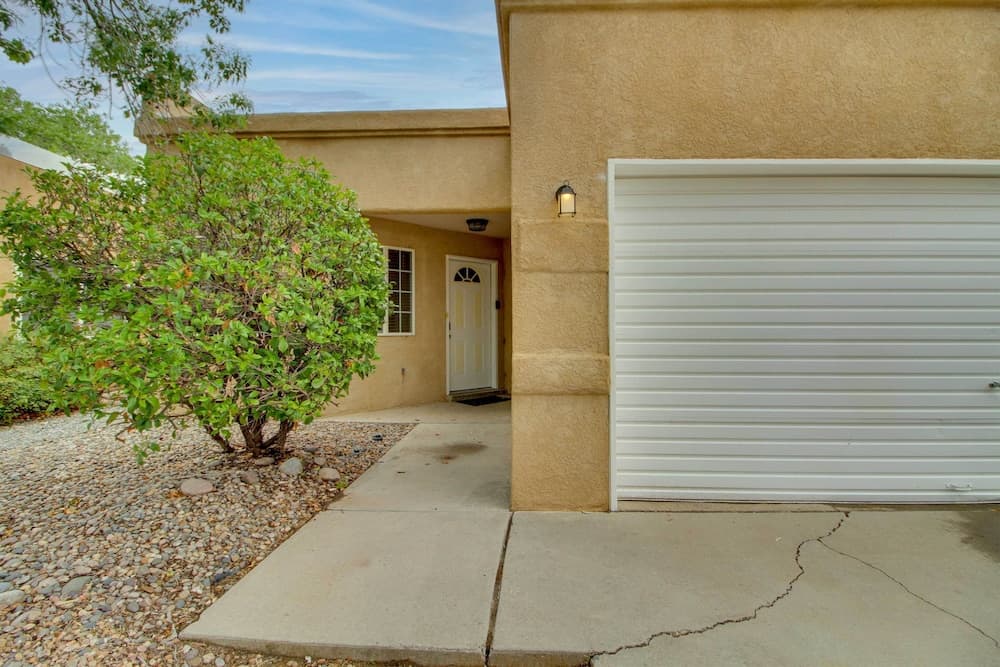 Comfy Albuquerque Townhome < 6 Mi to Downtown