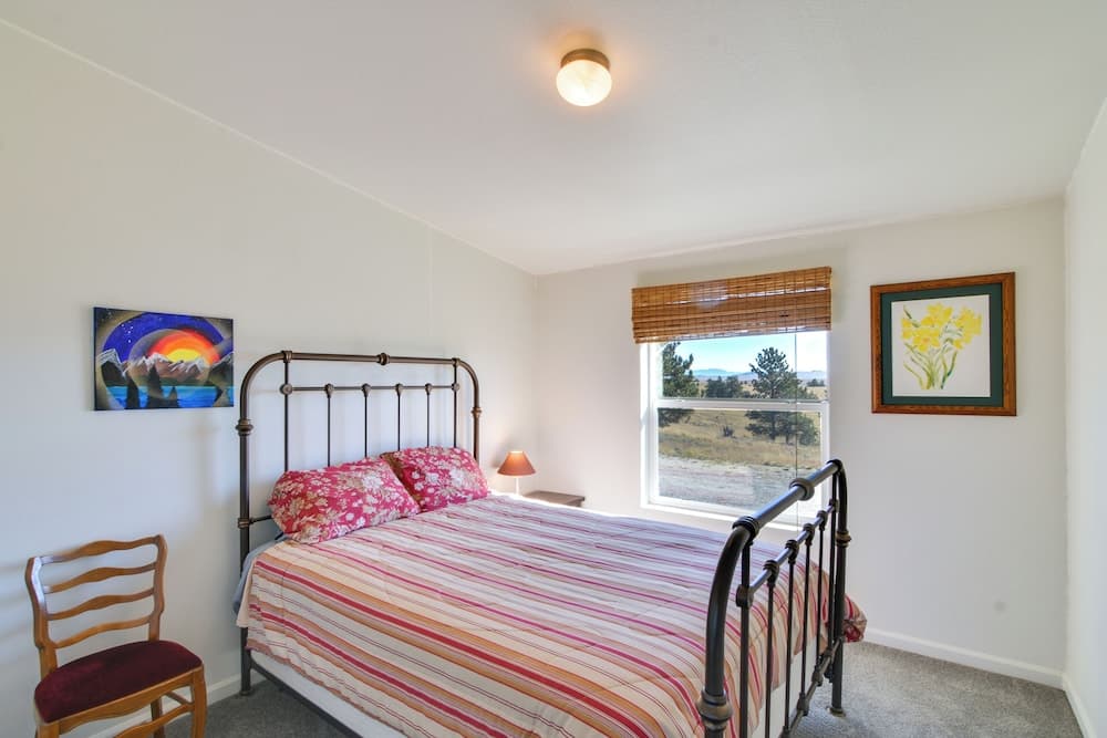 Tranquil Cabin Getaway w/ Panoramic Mtn View!