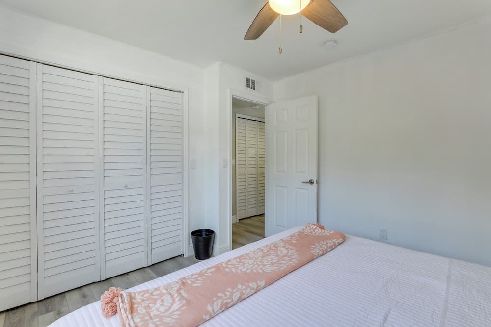 Coastal Sarasota Condo: Minutes to Beach!