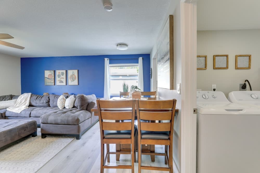 Coastal Sarasota Condo: Minutes to Beach!