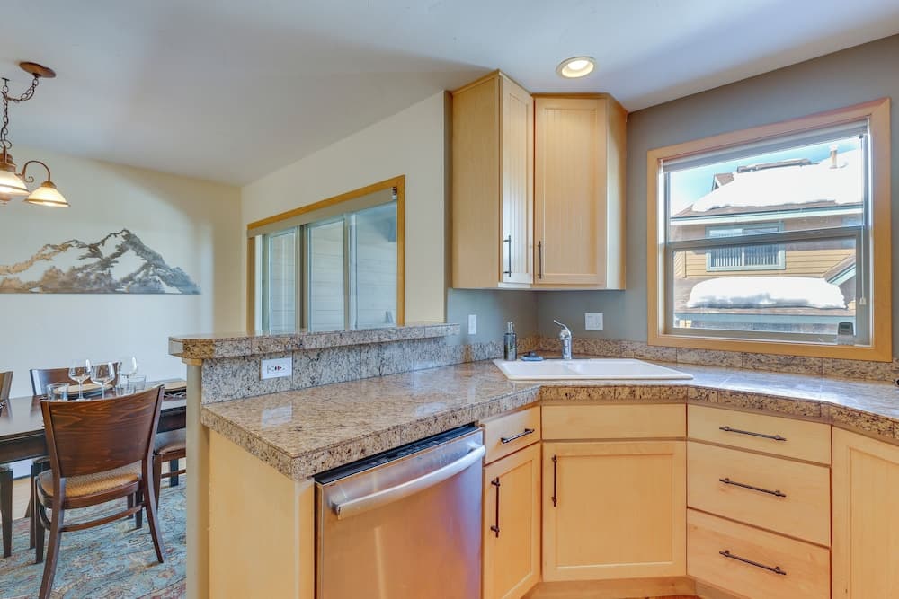 Airy Winter Park Gem w/ Private Outdoor Hot Tub!