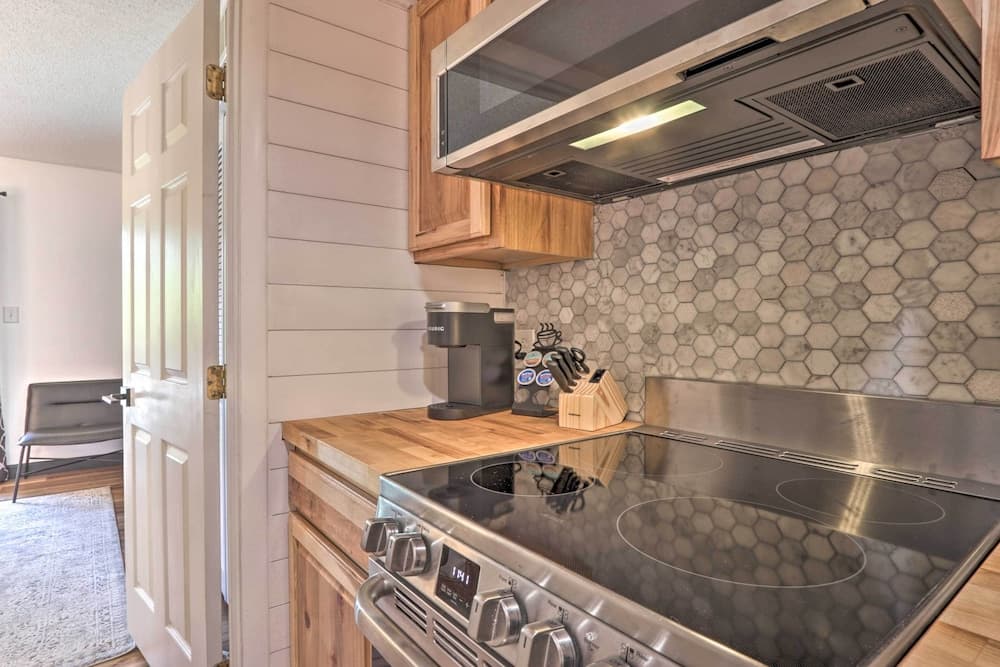 Walk Downtown! Gatlinburg Condo w/ Patio & Pool