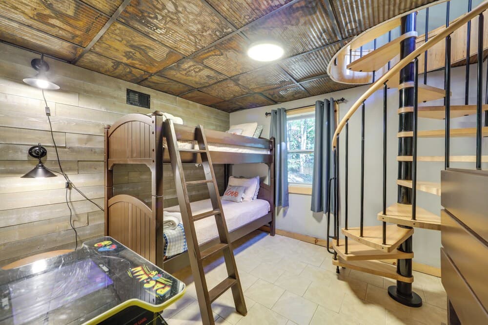 Hot Tub, Deck & Games: Gatlinburg Mountain Cabin