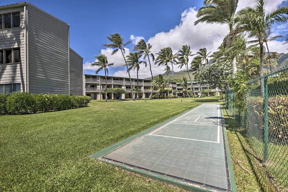 Hawaii Haven: Condo w/ Community Pool, Ocean Views