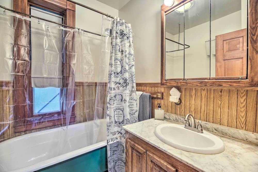 Historic Apartment - Half Mi to Lake Champlain!