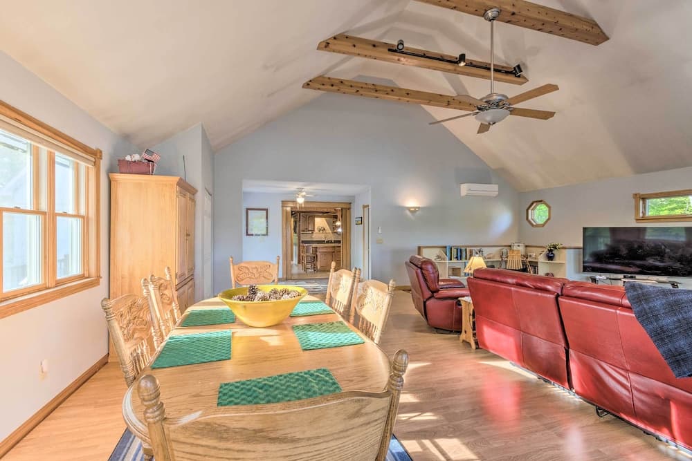 Hot Tub, Sauna, Fireplace, Dock! Lake Honor Cabin