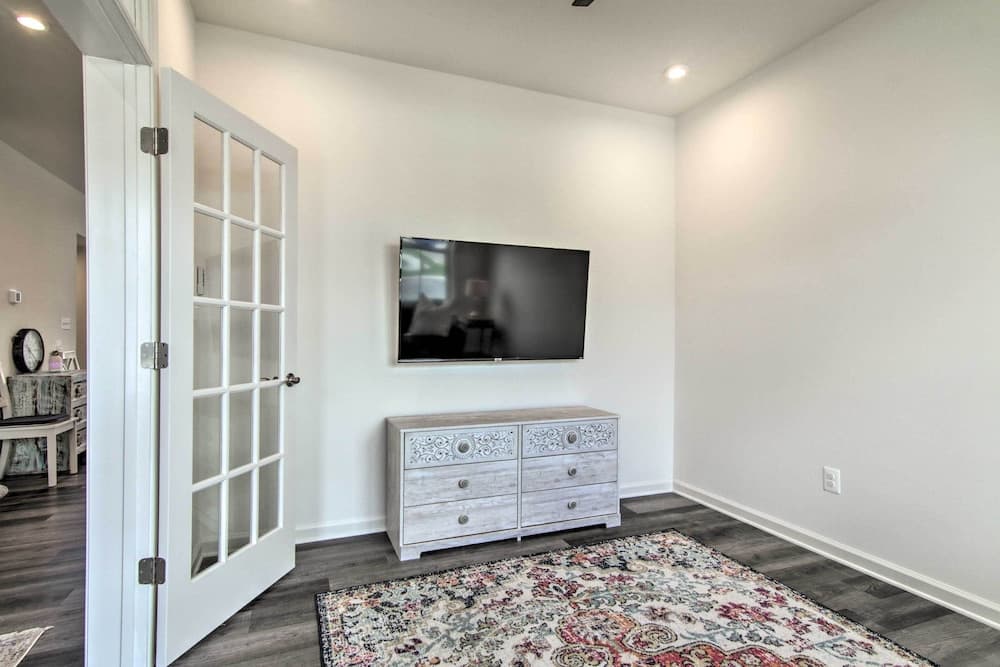 5 Mi to Beach & Pool Access: Bishop's Landing Home