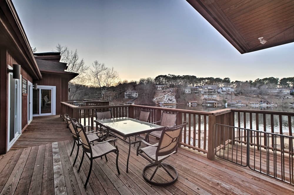 Lakefront Retreat w/ Dock & Beach: 2 Miles to Golf