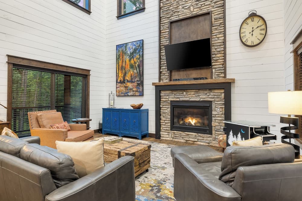 Luxury Cabin Getaway: 1 Mi To Broken Bow Lake!