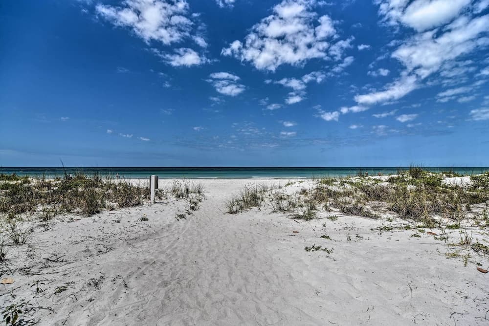 Outdoor Dining, Steps to Sand: Indian Shores Condo