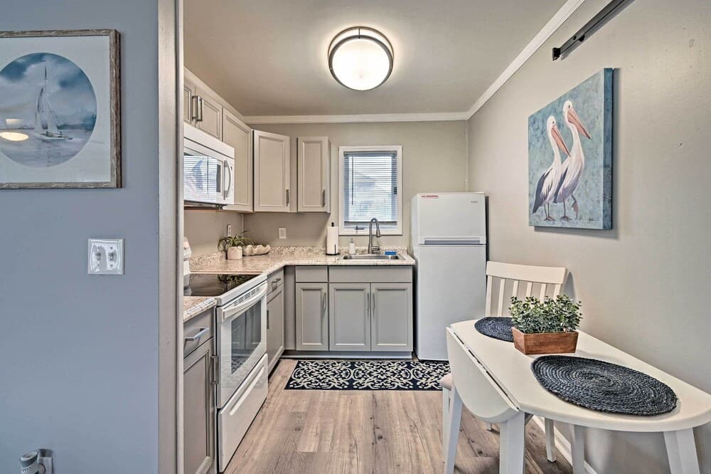 Couples Retreat w/ Balcony in Surfside Beach!